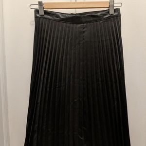 H&M Pleated Black Midi-Skirt Sz 6 (fits like 2/4)